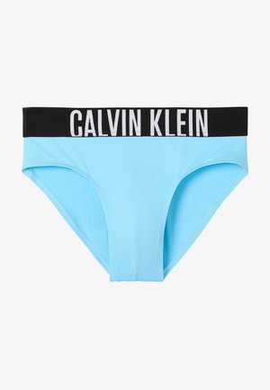 Világoskék férfi alsónadrág széles fekete derékpánttal, amelyen nagy fehér "Calvin Klein" felirat látható.