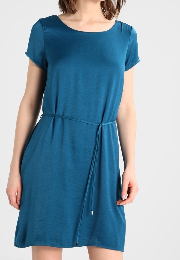 Robe courte à manches courtes de couleur sarcelle, fabriquée en tissu doux, avec un col rond et un détail de taille nouée avec des embouts métalliques.