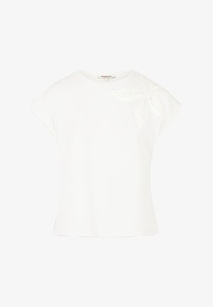 Hvid kortærmet T-shirt lavet af blødt stof, med en blomsterbroderidetajle på venstre skulder og rund halsudskæring.