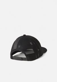 Cappello da camionista in rete nera con cinturino regolabile in plastica, mostrato da dietro su sfondo bianco neutro.