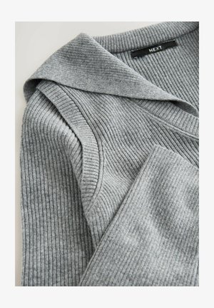 Pilkas raukšlėtas megztinis su plačiu apykakle ir sulenktais akcentais. Audinio tekstūra yra minkšta, su nuolatine vertikalių raukšlių raštu. Matomas prekės ženklas.