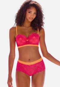 Helles pinkes Spitzen-BH mit orangen Akzenten und Trägern; passender Spitzen-Slip hat einen gewellten Saum und eine Schleifendetail an beiden Teilen.