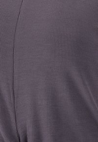 Lila ribbad tyg med en mjuk textur, med vertikala linjer och en flytande drapering. Inga synliga mönster eller beslag.