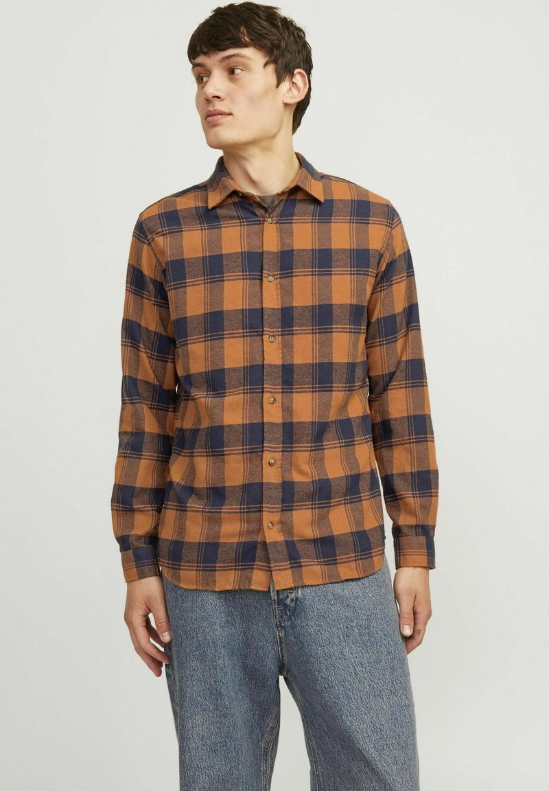Brun og marineblå plaid skjorte med knaplukning og krave, med lange ærmer og en afslappet pasform. Fremstillet af blødt flannelmateriale.
