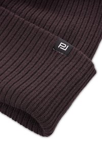 Ciemnobrązowa prążkowana dzianinowa czapka z małą czarną metką z białym logo. Miękka faktura i design z podwiniętym mankietem.