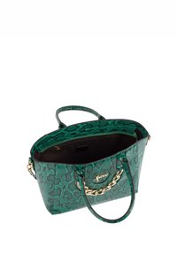 Borsa con motivo in pelle di serpente verde, dal design strutturato. Presenta accenti in catena dorata e doppi manici. L'interno è scuro e con una tasca con zip.