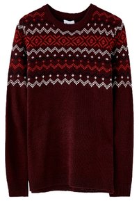 Suéter burdeos con cuello redondo, que presenta un patrón geométrico en rojo, negro y blanco en el pecho y las mangas largas.