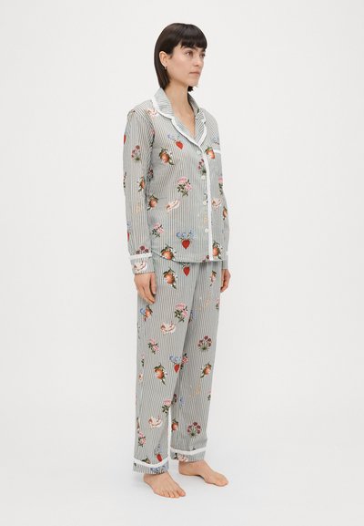 Conjunto de pijama com padrão floral apresentando um design listrado em cores como cinza, branco e tons pastel. Fabricado em tecido macio e encaixe relaxado.