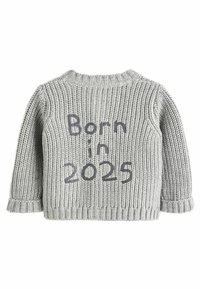 Grauer Strickpullover mit gerippten Bündchen und Saum, mit dem Text "Geboren 2025" in Dunkelgrau auf der Rückseite.