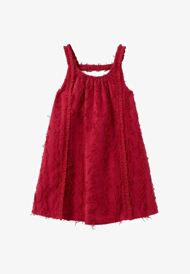 Robe rouge sans manches pour enfants en tissu texturé et effiloché avec des garnitures verticales décoratives sur fond blanc.