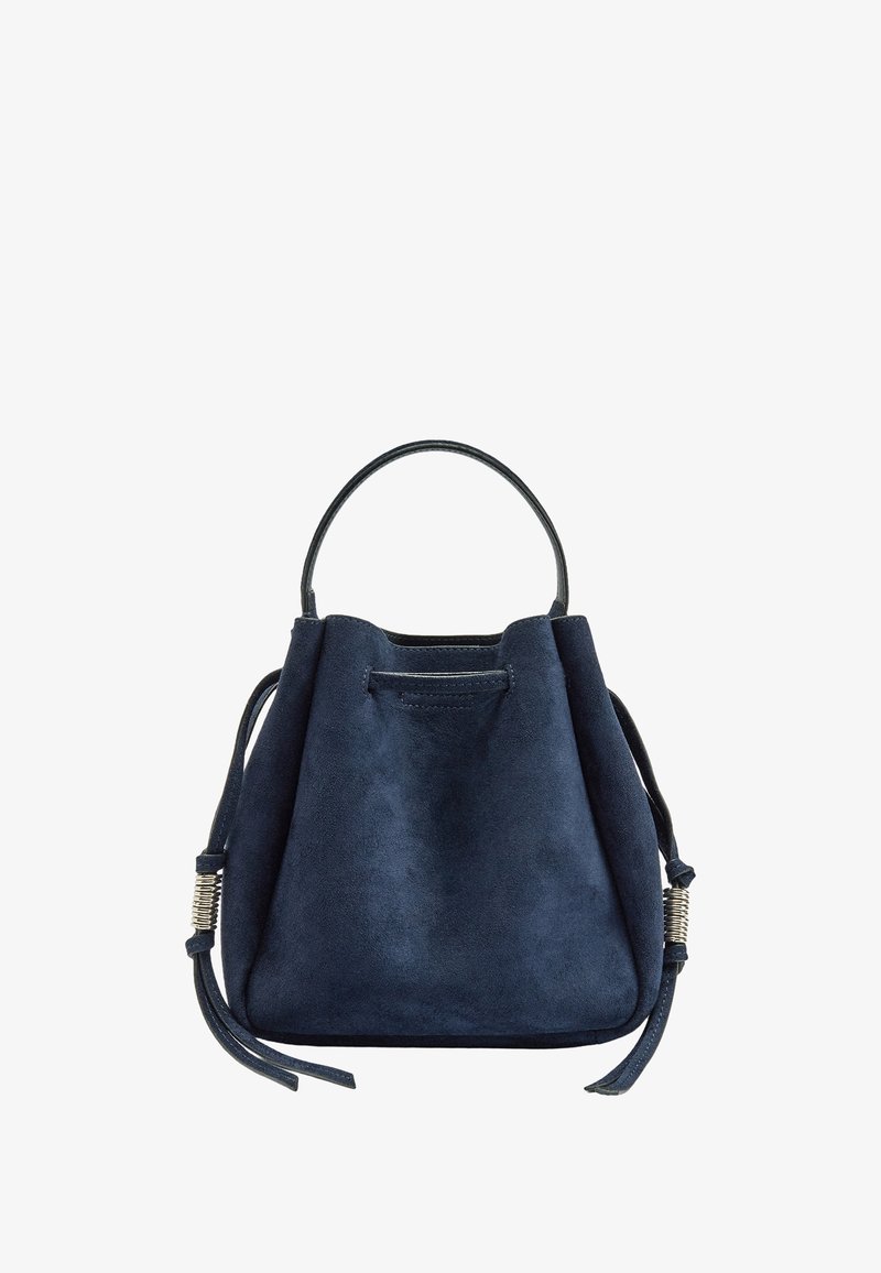 Granatowa zamszowa torba typu bucket o miękkiej teksturze, zaokrąglonych uchwytach i bocznych frędzlach. Posiada metalowe akcenty na pasku.