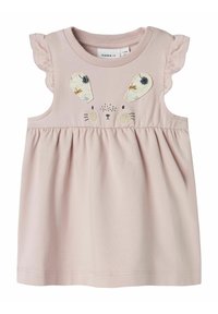 Różowa sukienka bez rękawów z falbaniastymi wykończeniami przy ramionach, z motywem króliczej twarzy z haftowanymi detalami i marszczonym stanem dla większej objętości.