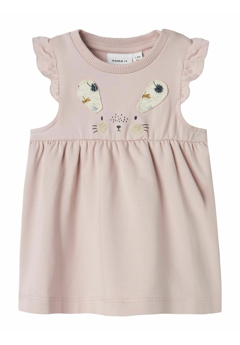 Różowa sukienka bez rękawów z falbaniastymi wykończeniami przy ramionach, z motywem króliczej twarzy z haftowanymi detalami i marszczonym stanem dla większej objętości.