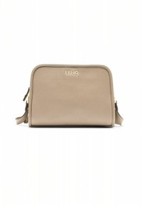 Sac bandoulière en cuir fauve à texture lisse, de forme rectangulaire, avec un logo doré à l'avant et une bandoulière amovible.