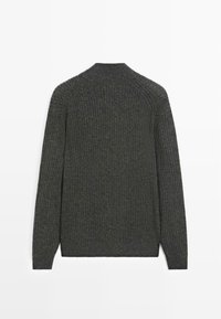 Mørkegrå ribstrikket sweater med lange ærmer og høj krave. Struktureret strikstof dækker hele ryggen og viser et enkelt design.