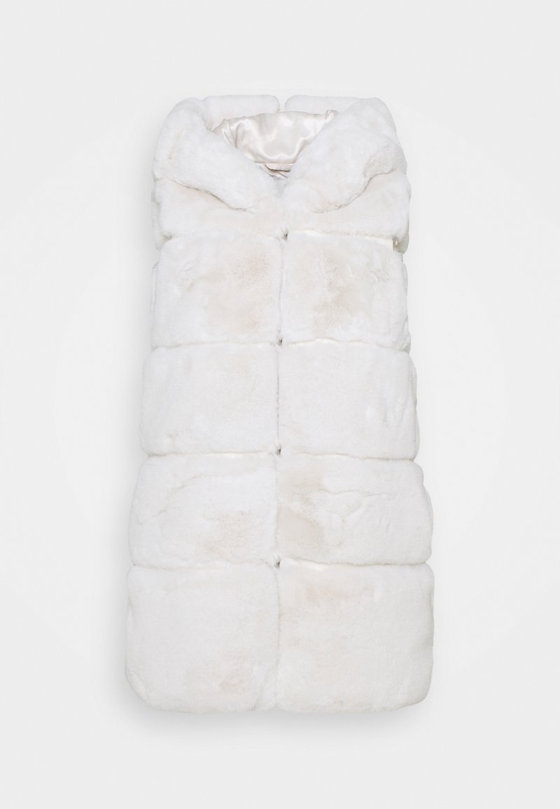 Chaleco blanco sin mangas de piel sintética con cuello ancho y patrón acolchado de cuadros, mostrado plano sobre un fondo blanco.