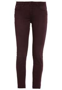 Hubené džíny v tmavě vínové barvě. Vyrobené z denimu s hladkou texturou, s klasickými kapsami a zapínáním na kovový knoflík.