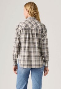 Kariertes Hemd in Grau-, Beige- und Blautönen; lange Ärmel mit Knopfmanschetten; Rücken mit gerafftem Detail und klassischem Kragen.