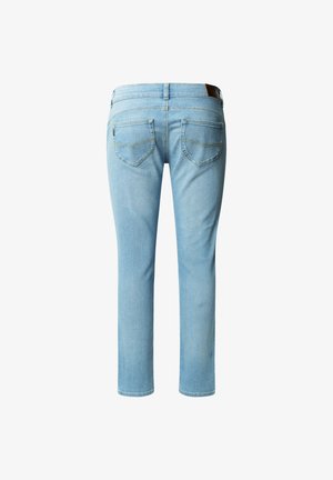 Gai zila džinsu bikses ar taisnu piegriezumu, kurām ir divi aizmugurējie kabatas ar izšuvumiem un brūna ādas jostas papildinājums.