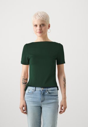 Tumeroheline lühikeste varrukatega pluus, millel on ruudukujuline kaelus, valmistatud siledast kangast. Kandmiseks heledate siniste teksadega, mis näitavad vaba aega.