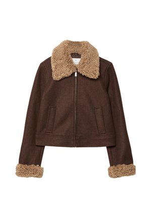 Braune kurz geschnittene Jacke mit plüschigem, beigem Kunstfellkragen und -manschetten; verfügt über zwei Fronttaschen und einen Reißverschluss vorne.