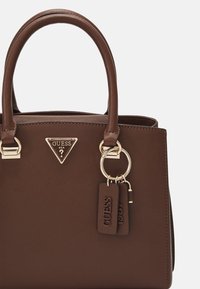 Guess NOELLE GIRLFRIEND SATCHEL - Handväska - brown