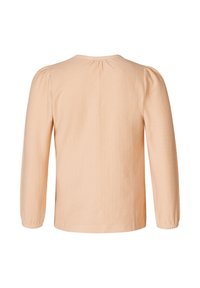 Brzoskwiniowa bluzka z długim rękawem, okrągłym dekoltem, teksturowanym materiałem i marszczonymi szwami ramion, charakteryzująca się prostym, schludnym designem.