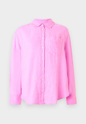 Chemise rose à manches longues avec col et poche poitrine, présentée sur un fond clair uni.