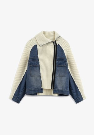 Džínová a pletená bunda s vysokým žebrovaným límcem, přední část v krémovém pletení, modré džínové rukávy, dvě přední kapsy a centrální zip.