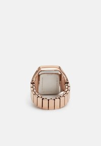 Montre en acier inoxydable rose gold avec un boîtier carré, un bracelet à maillons et un fond lisse. Résistante à l'eau jusqu'à 5 ATM.