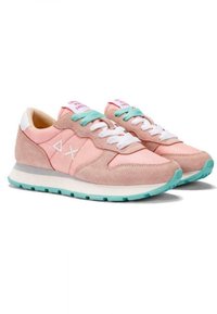 Baskets en suède rose et mesh avec des accents blancs et une semelle turquoise. Comprend des lacets ronds et un logo sur le côté.