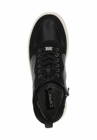 Sneaker en cuir noir et daim avec un laçage, un col rembourré, une semelle blanche et un logo embossé sur la languette.