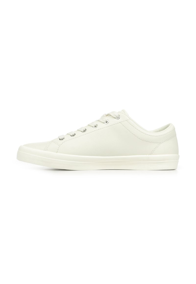 Sneaker grigie chiare realizzate in pelle liscia, con punta rotonda, sei occhielli e suola piatta in gomma. Nessun motivo o logo visibile.
