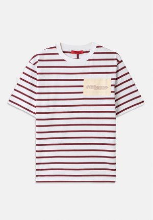Gestreiftes T-Shirt mit breiten horizontalen kastanienbraunen und weißen Streifen, kurzen Ärmeln und einer beigen Tasche mit Text in einer kontrastierenden Schriftart.