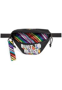Marsupio nero con il testo colorato "BUILT TO RESIST". Presenta un interno a righe multicolori e una tracolla regolabile con un motivo simile.