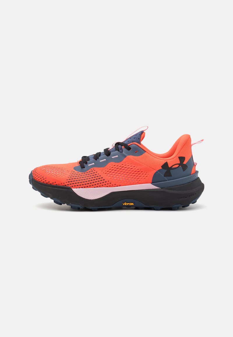 Zapatilla de correr con una parte superior de malla naranja transpirable, acentos en azul oscuro, suela negra de Vibram y detalles reflectantes en el talón y los cordones.