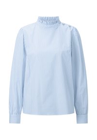 Camisa a rayas azul claro, con un alto cuello rizado, mangas largas y detalles de botones en el hombro; confeccionada en una suave tela de algodón.