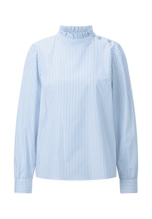 Chemise rayée bleu clair avec un col haut à volants, des manches longues et des accents de bouton sur l'épaule; fabriquée en tissu de coton lisse.