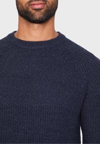 Threadbare Sweter