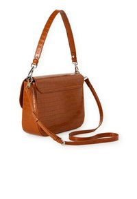 Brązowa torebka z faux skóry krokodyla z klapką, regulowanym paskiem na ramię i gładkim wykończeniem. Posiada akcenty w srebrnym kolorze.