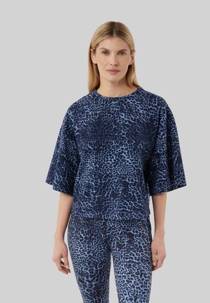 Top blu navy con maniche corte e larghe, caratterizzato da un motivo a leopardo in azzurro chiaro. Texture morbida, vestibilità rilassata e scollo rotondo.