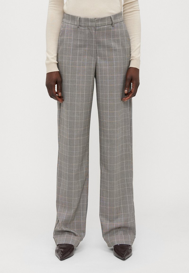 Pantaloni a quadri grigi con una vestibilità rilassata, caratterizzati da una vita alta, tasche laterali e una superficie del tessuto liscia. Accentuati da sottili linee colorate.