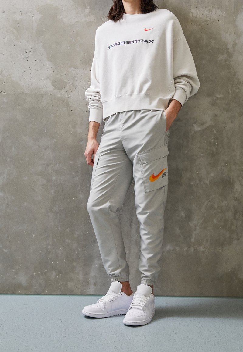 Nike Sportswear Pantalones cargo grey/gris (Segunda mano