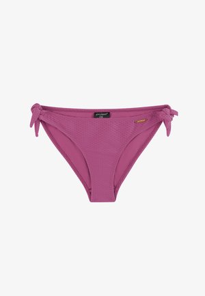 Roze bikinibroekje met gestructureerde stof, zijstrikjes en een gladde afwerking. Voorzien van een "Protest"-label aan de voorkant voor branding.