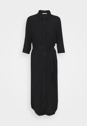 Vestido camisa midi negro de manga larga con cuello, botones delanteros y cinturón anudado a la cintura sobre fondo liso claro.