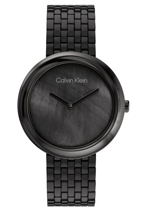 Reloj de pulsera negro con una esfera redonda, diseño texturizado negro y una correa de metal texturizada a juego. Presenta la marca Calvin Klein en plata.