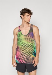 Farverig tanktop med et levende, abstrakt mønster med tern og virvler i nuancer af grøn, pink og lilla.