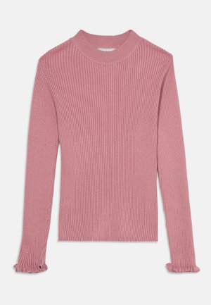 Pull rose côtelé à manches longues avec col montant et poignets volantés sur fond blanc.