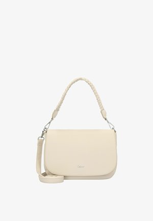 Bolso bandolera color crema hecho de cuero texturizado, con una correa de hombro trenzada y un cierre de solapa magnético. Acentos en hardware plateado.