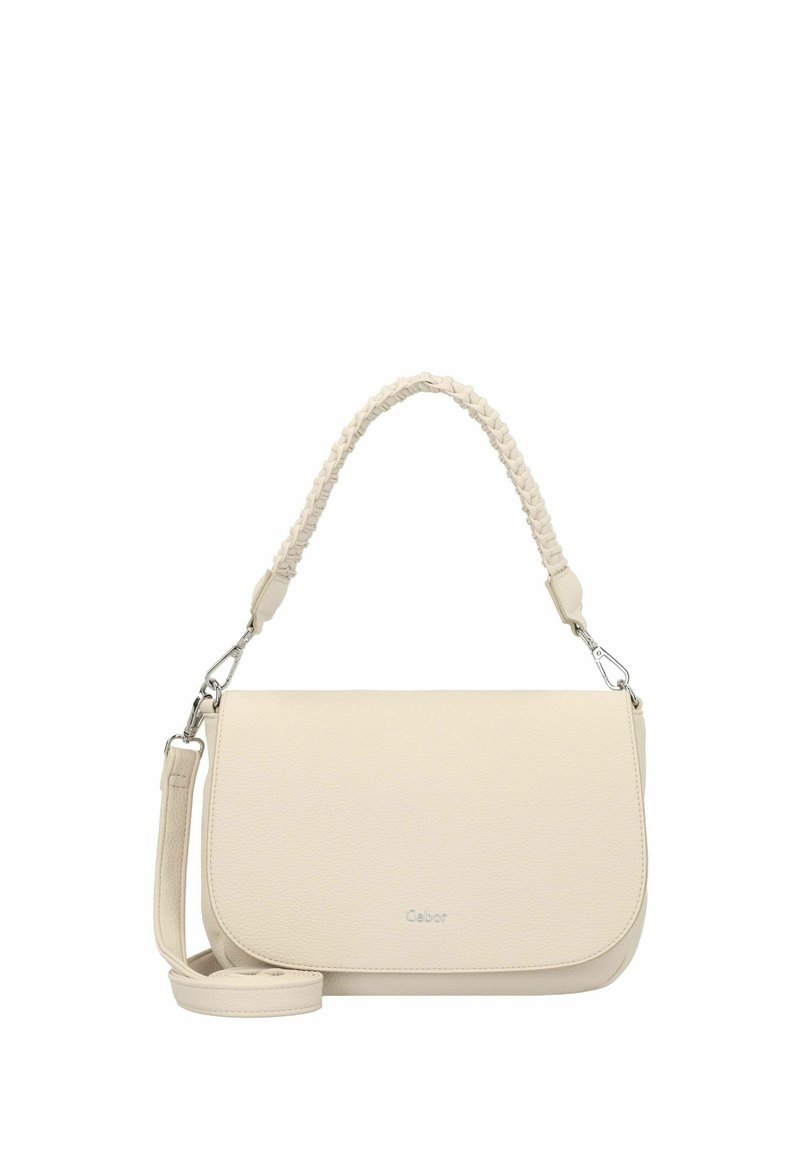 Bolso bandolera color crema hecho de cuero texturizado, con una correa de hombro trenzada y un cierre de solapa magnético. Acentos en hardware plateado.